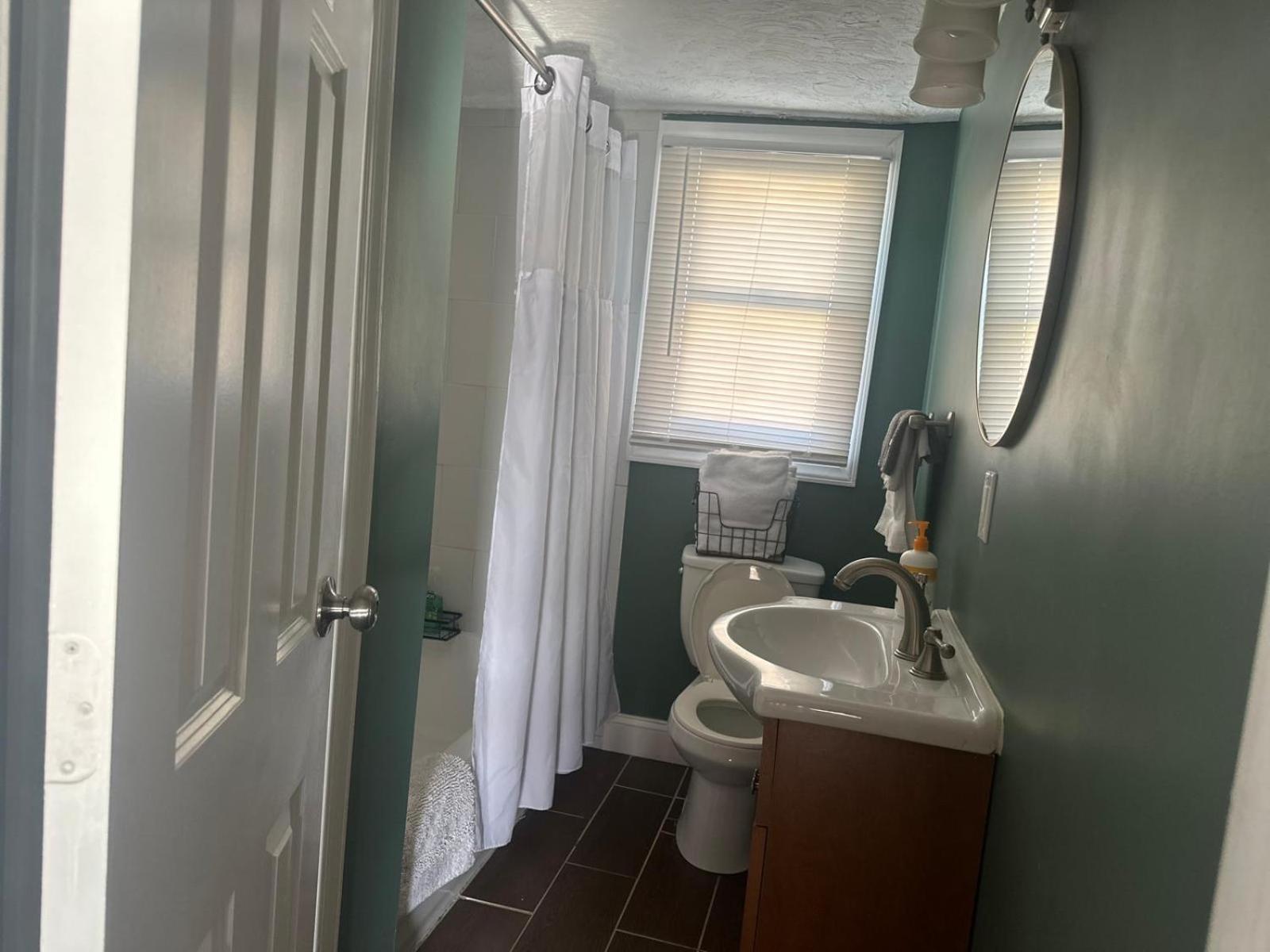 Unit-a Gorgeous Private Near Metro Train Station And Washington Dc Apartment